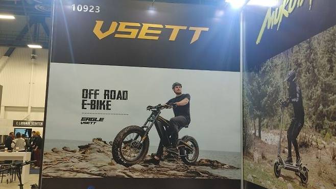 중국의 전동킥보드 기업 '브이셋(VSETT)'이 8일(현지시간) 미국 라스베이거스 컨벤션센터 CES 2025 전시 부스에 산악자전거를 타는 모델 사진 오른쪽에 전동킥보드를 타고 산을 질주하는 모델의 사진을 걸어놨다. 사진=김형민 기자