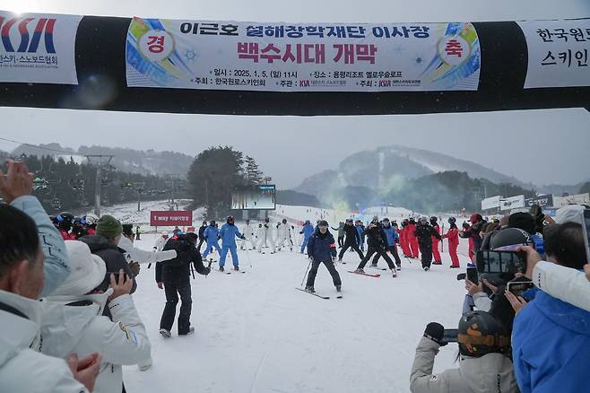 이근호 이사장이 활강을 마치고 스키인들과 모나용평 관계자들로부터 환영받는 모습./모나용평