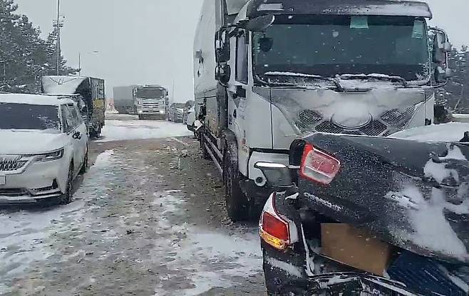 전북 부안에 대설경보가 내려진 9일 오후 3시 29분쯤 부안군 줄포면 서해안고속도로 서울 방향 줄포나들목 인근에서 차량 여러 대가 부딪히는 사고가 났다. 이 사고로 5t 트럭 운전자가 다쳐 병원으로 이송됐다. /연합뉴스