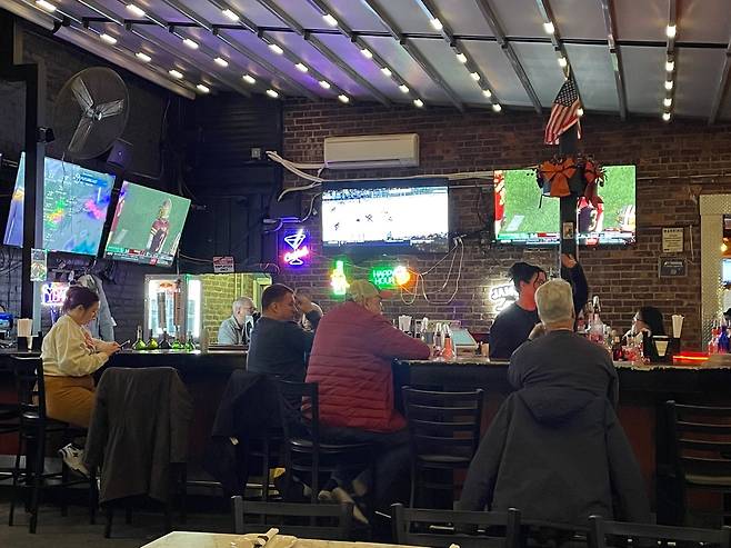 미국에서 최근 도박 산업이 성장하고 있다. 여러 원인이 있지만 기술의 발전으로 휴대전화를 이용한 스포츠 베팅이 편리해진 영향도 있다. 사진은 3일 저녁 스포츠 베팅이 합법인 미국 뉴욕 퀸즈의 한 스포츠바 모습. /윤주헌 특파원