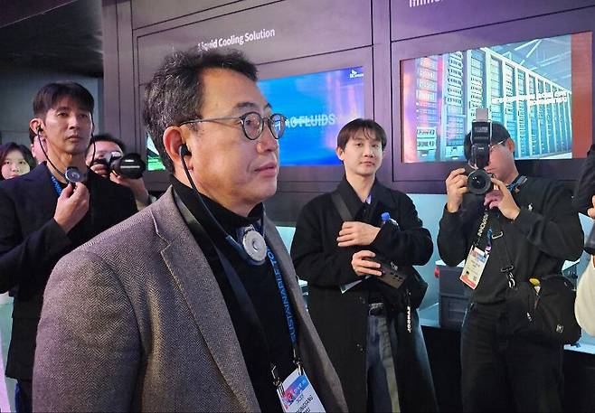 유영상 SKT 대표가 7일(현지시각) 미국 라스베이거스 컨벤션센터에서 개막한 CES 2025의 SK 전시관을 둘러보고 있다. /연합뉴스