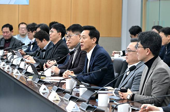 오세훈 서울시장이 9일 ‘경제규제 철폐 정례 간부회의'를 주재하며 모두 발언하고 있다. / 사진 = 서울시 제공