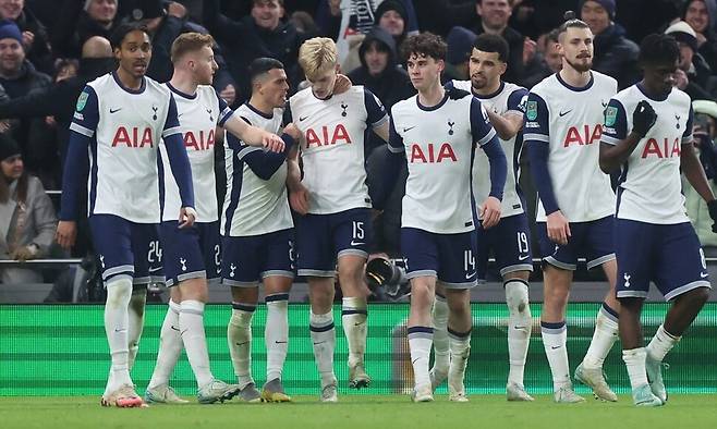 토트넘의 루카스 베리발(15번)이 9일(한국시각) 열린 카라바오컵 4강 1차전 리버풀과 경기에서 득점한 뒤 동료들과 기뻐하고 있다. 런던/EPA 연합뉴스