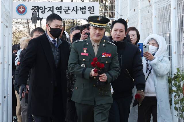 해병대 장병 순직 사건과 관련해 항명과 상관 명예훼손 혐의로 기소된 박정훈 전 해병대 수사단장(대령)이 9일 오전 서울 용산구 국방부 군사법원에서 열린 1심 공판에서 무죄를 선고받은 뒤 법원을 나오고 있다. 신소영 기자 viator@hani.co.kr