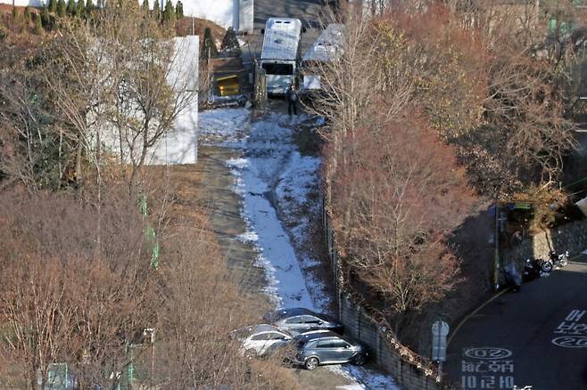 내란죄 피의자 윤석열 대통령에 대한 고위공직자범죄수사처의 2차 체포 영장 집행이 임박한 가운데 9일 오후 서울 용산구 대통령 관저로 통하는 철문 앞뒤로 버스 2대와 승용차 3대가 세워져 있다. 김영원 기자 forever@hani.co.kr