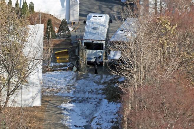 내란죄 피의자 윤석열 대통령에 대한 고위공직자범죄수사처의 2차 체포 영장 집행이 임박한 가운데 9일 오후 관계자들이 서울 용산구 대통령 관저 방향 철문을 열고 작업을 하고 있다. 김영원 기자 forever@hani.co.kr