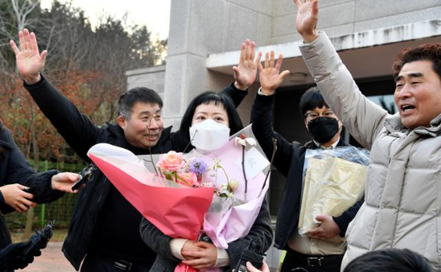 6일 전남 장흥군 용산면 장흥교도소 앞에서 존속살해 무기수 복역 중 24년 만에 재심에서 무죄가 인정된 김신혜(47)씨가 석방 직후 출소를 기다린 지인들로부터 환영받고 있다. 뉴시스