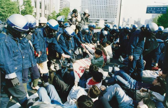 노태우 정권 당시 백골단이 시위대와 대치하고 있다. 한국일보 자료사진