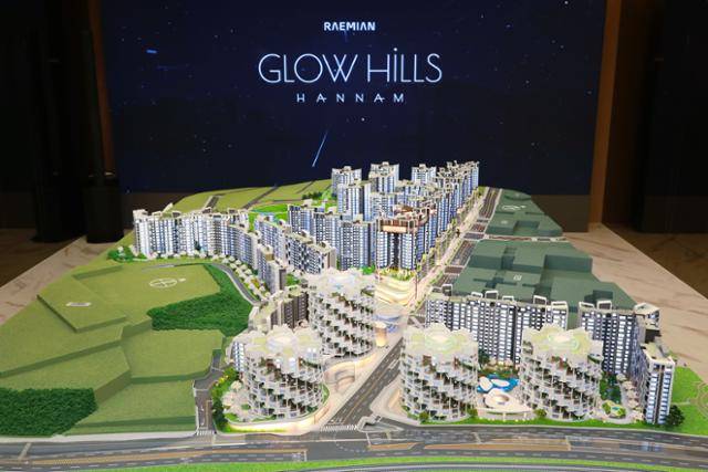 삼성물산이 용산구 이태원동 홍보관에 설치한 한남4구역 정비사업 주택 단지 모형. 한강변에 국내 최초 원형으로 설계한 아파트가 보인다. 삼성물산 제공