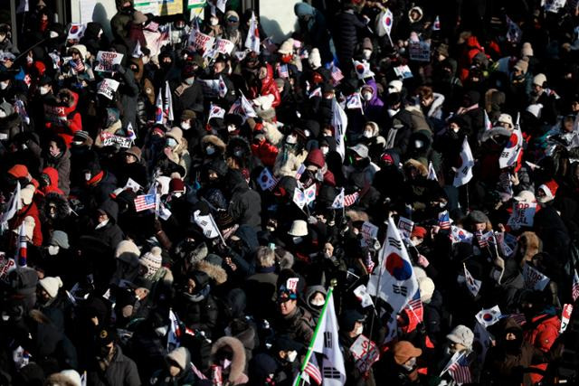 9일 서울 용산구 한남동 윤석열 대통령 관저 인근에서 윤 대통령 수호집회 참가자들이 구호를 외치고 있다. 뉴시스