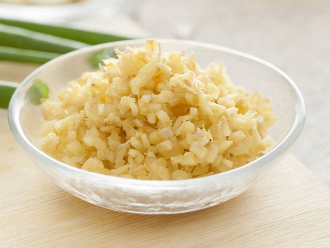 다진 마늘의 갈변을 막으려면 비닐 팩에 밀봉해서 냉동 보관하는 게 좋다./사진=게티이미지뱅크