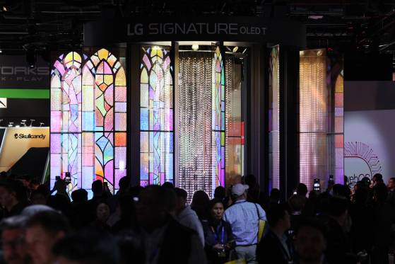 LG전자는 ‘LG 시그니처 올레드 T’ 28대로 구성된 초대형 미디어아트를 선보였다. [뉴스1]