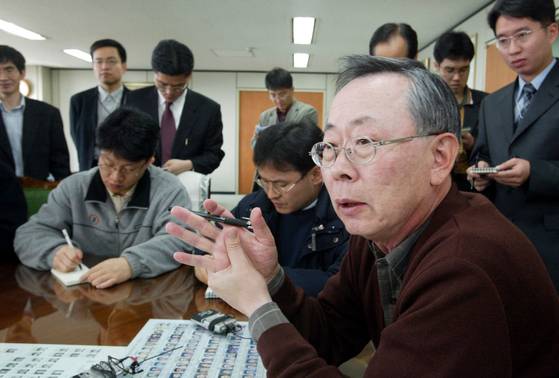 イ・ホンジェ経済副首相は、大統領弾劾法案可決後初めての日曜日となった日曜日（2004年3月14日）、記者団と会談した。彼はです 