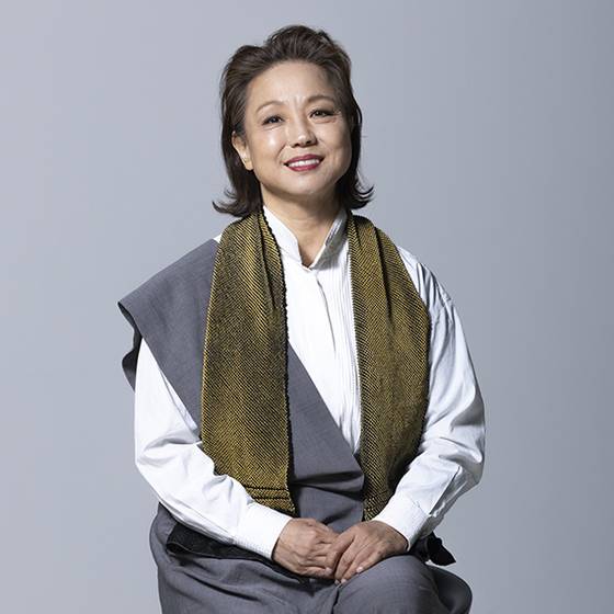 가사(스님이 입는 법의의 일종)를 닮은 독특한 옷은 김지해씨가 직접 디자인한 옷이다. 김상선 기자