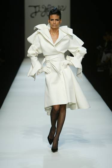 0.3㎝ 간격으로 세밀하게 놓는 ‘충무누빔’으로 선의 미학을 살린 코트. [사진 김지해]