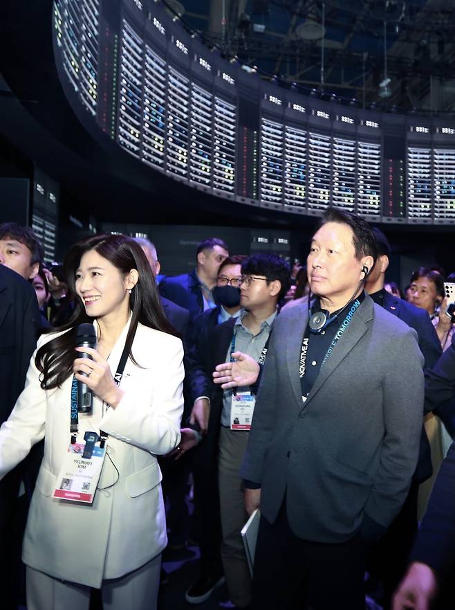 최태원 SK그룹 회장이 8일(현지시간) 미국 라스베이거스 컨벤션센터에서 진행되고 있는 'CES 2025' 현장을 방문해 SK 전시관을 둘러보고 있다. SK제공