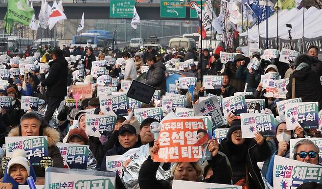 6일 오후 서울 용산구 한남동 대통령 관저 인근에서 민주노총 등 단체들이 탄핵 찬성 집회를 하고 있다./ 사진=연합뉴스