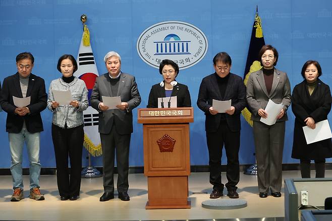 조국혁신당의 김선민 대표 권한대행을 비롯한 당 소속 의원들이 지난 5일 국회 소통관에서 국민의힘에 대한 위헌정당해산 심판 청구를 정부에 촉구하는 기자회견을 하고 있다. 연합뉴스