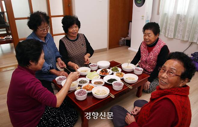 전북 순창군 풍산면 두승리 ‘두지마을’ 마을회관에서 할머니들이 함께 모여 점심식사를 하고 있다. 서성일 선임기자
