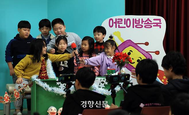전북 순창군 풍산초등학교 예술제. 방송제와 그림 전시회등 10 여명의 전교생이 참여해 만드는 연례행사다. 서성일 선임기자