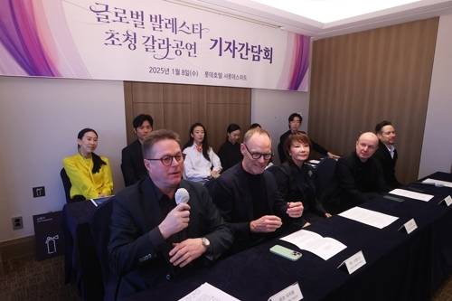 8일 서울 중구 롯데호텔에서 글로벌 발레스타 초청 갈라공연 기자간담회가 열렸다. 미코 니시넨 보스턴발레단 예술감독이 질문에 답하고 있다. 연합뉴스