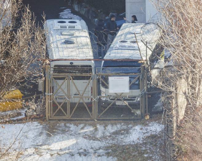 쇠사슬 친 관저 출입문 ‘차벽’ 강화까지 고위공직자범죄수사처와 경찰의 윤석열 대통령에 대한 2차 체포영장 집행이 임박한 가운데 9일 서울 용산구 한남동 대통령 관저 철문이 대형 버스로 막혀 있다. 연합뉴스