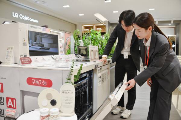 9일 롯데백화점 부산본점 6층 LG전자 매장에서 직원들이 가전 구독 서비스가 가능한 식기세척기 제품을 보고 있다. 롯데백화점 제공