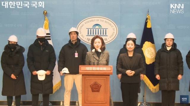 9일 국회 소통관에서 기자회견을 가진 반공청년단이 하얀 헬멧을 착용하고 있다. 가운데는 김민전 국민의힘 의원. KNN 보도 캡처