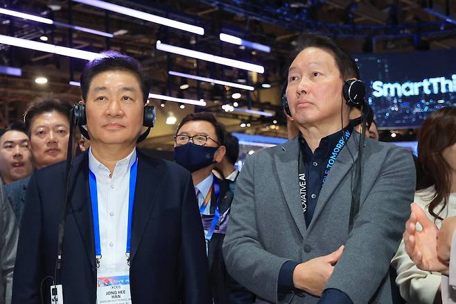 최태원 SK그룹 회장(오른쪽)이 8일(현지시간) 'CES 2025'가 열리고 있는 미국 라스베이거스 컨벤션센터 센트럴홀 삼성전자 전시관을 방문해 한종희 삼성전자 디바이스경험(DX) 부문장(부회장)의 안내에 따라 제품 설명을 듣고 있다.  연합뉴스