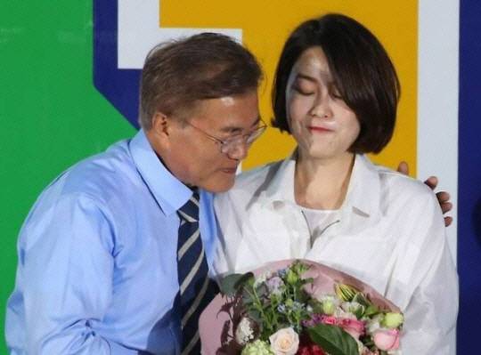 문재인 전 대통령이 대선후보였던 지난 2017년 5월 8일 서울 광화문광장에서 딸 다혜씨와 기념촬영을 하고 있는 모습. 연합뉴스