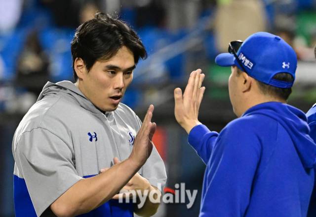 2024년 5월 2일 서울 잠실야구장에서 '2024 신한 SOL Bank KBO리그' 삼성 라이온즈와 두산 베어스의 경기가 열렸다. 삼성 김재윤이 4-2로 승리한 뒤 기뻐하고 있다./마이데일리