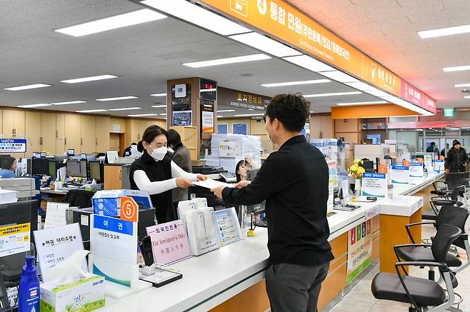 영주시의 한 시민이   야간민원실을 이용하고 있다(영주시 제공)