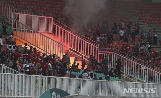 [치비농(인도네시아)=뉴시스]최진석 기자 = 지난 2018년 8월29일(현지시각) 오후 인도네시아 치비농 파칸사리 스타디움에서 열린 '2018 자카르타·팔렘방 아시안게임' 남자 축구 대한민국과 베트남의 경기. 베트남 응원단이 홍염을 출구에 버리고 있다. (Canon EOS-1D X Mark Ⅱ EF200-400 f4 IS Ⅱ USM ISO 3200, 셔터 1/1000 조리개 5.6) 2018.08.29. myjs@newsis.com