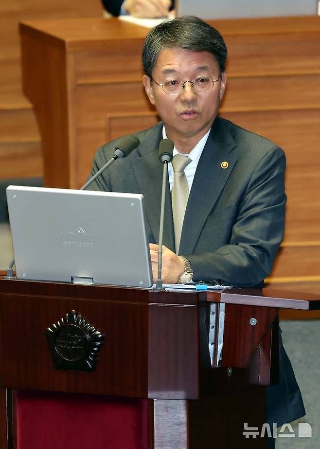 [서울=뉴시스] 조성봉 기자 = 김정원 헌법재판소 사무처장이 9일 오후 서울 여의도 국회에서 열린 제420회국회(임시회) 제5차 본회의 ‘윤석열 대통령 위헌적 비상계엄 선포 내란혐의 및 제주항공 여객기 참사 진상규명 관련 긴급현안질문’에서 한정애 더불어민주당 의원의 질의에 답변하고 있다.  2025.01.09. suncho21@newsis.com