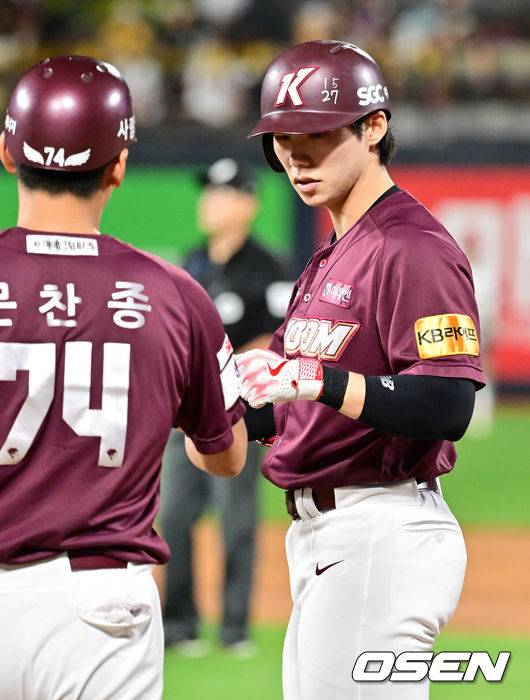 [OSEN=수원, 민경훈 기자] 27일 오후 수원 KT위즈파크에서 ‘2024 신한 SOL BANK KBO리그’ KT 위즈와 키움 히어로즈의 경기가 진행됐다.이날 홈팀 KT는 쿠에바스를, 키움은 전준표를 선발투수로 내세웠다.4회초 무사 주자 2,3루 키움 김혜성이 우익수 앞 1타점 적시타를 때린 후 1루에서 기뻐하고 있다. 2024.09.27 / rumi@osen.co.kr