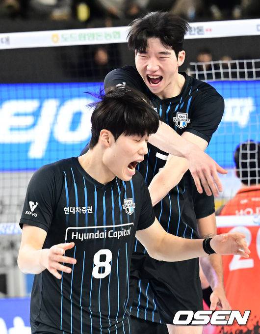 [OSEN=천안, 김성락 기자] 승리가 확정된 순간 현대 손찬홍이 허수봉과 기쁨을 나누고 있다. 2025.01.07 / ksl0919@osen.co.kr