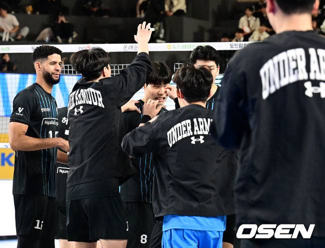 [OSEN=천안, 김성락 기자] 승리가 확정된 순간 현대 손찬홍이 허수봉과 기쁨을 나누고 있다. 2025.01.07 / ksl0919@osen.co.kr