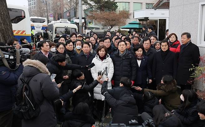 나경원 국민의힘 의원(앞줄 가운데 흰색 점퍼)을 비롯한 여당 의원들이 지난 6일 서울 용산구 윤석열 대통령 관저 앞에서 고위공직자범죄수사처의 체포영장 집행 관련 입장을 밝히고 있다. 뉴스1