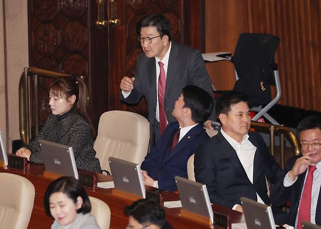 권성동 국민의힘 원내대표가 1월8일 오후 국회 본회의에서 김예지(왼쪽), 안철수 의원과 대화하고 있다. ⓒ연합뉴스