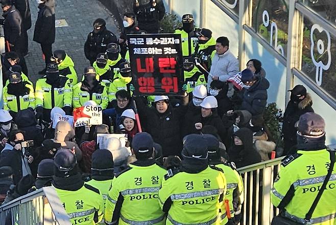 고위공직자범죄수사처(공수처)가 윤석열 대통령 체포영장 집행을 시도했던 지난 1월3일 오전 이른바 '백골단' 단원들이 서울 용산구 한남동 윤 대통령 관저 인근에서 체포영장 집행에 반대하고 있다. ⓒ연합뉴스