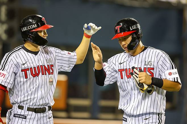 LG 포수 이주헌(오른쪽)은 다가올 2025시즌 팀의 백업 포수로 많은 기대를 받고 있다. 그는 지난 시즌 막바지 1군에서 인상적인 활약을 선보여 눈길을 끌었다. LG 트윈스