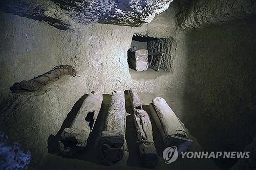 최근 발견된 이집트 중왕조 고위 관리들의 암석 무덤 [AP=연합뉴스]