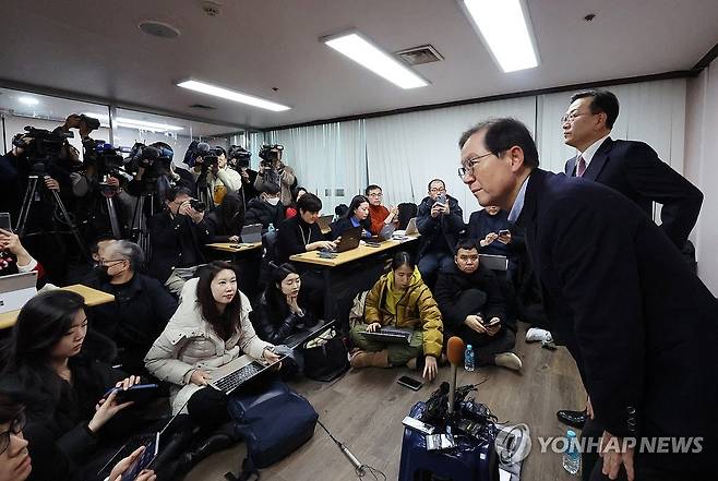 외신 기자회견 하는 윤석열 대통령 변호인단 (서울=연합뉴스) 이진욱 기자 = 윤석열 대통령 대리인단인 윤갑근과 석동현 변호사가 9일 오후 서울 서초구 석동현 변호사 사무실에서 외신기자 대상 기자회견을 하고 있다. 2025.1.9 cityboy@yna.co.kr