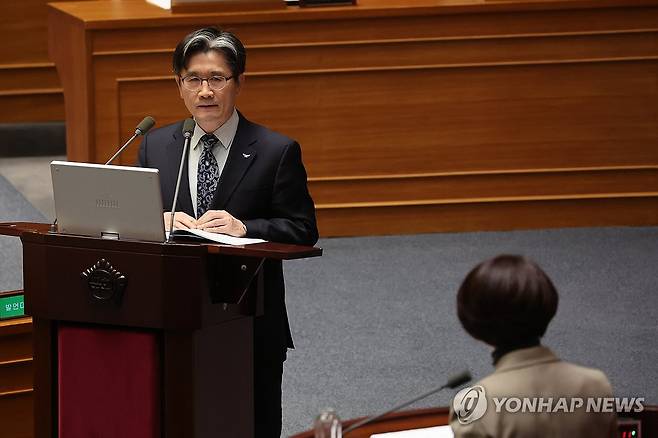 답변하는 오동운 공수처장 (서울=연합뉴스) 김주성 기자 = 오동운 고위공직자범죄수사처장이 9일 오후 국회 본회의에서 '윤석열 대통령 위헌적 비상계엄 선포 내란혐의' 관련 긴급현안질문에 답하고 있다. 2025.1.9 utzza@yna.co.kr