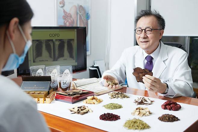 김남선 영동한의원 대표원장이 기관지확장증 진단을 받은 환자에게 각종 한약재의 치료 효과에 대해 설명하고 있다.
