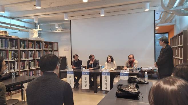 10일 서울건축포럼에서 열린 '병산서원 훼손사건에 대한 건축가의 소고' 토론회에 참석한 건축가들. 왼쪽부터 박성준 서울특별시건축사회 회장, 함인선 한양대학교 특임교수, 윤지희라 홍익대학교 교수, 김봉렬 한국종합예술대학교 명예교수, 민서홍 서울건축포럼 이사. (사진=이데일리 김혜선 기자)