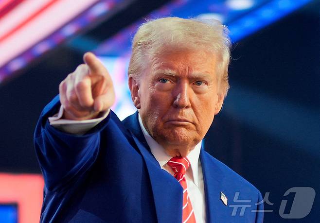 도널드 트럼프 미국 대통령 당선인이 지난달 22일(현지시간) 미국 애리조나주 피닉스에서 열린 터닝 포인트 USA의 아메리카페스트 행사에서 제스처를 취하고 있다. ⓒ 로이터=뉴스1 ⓒ News1 류정민 특파원