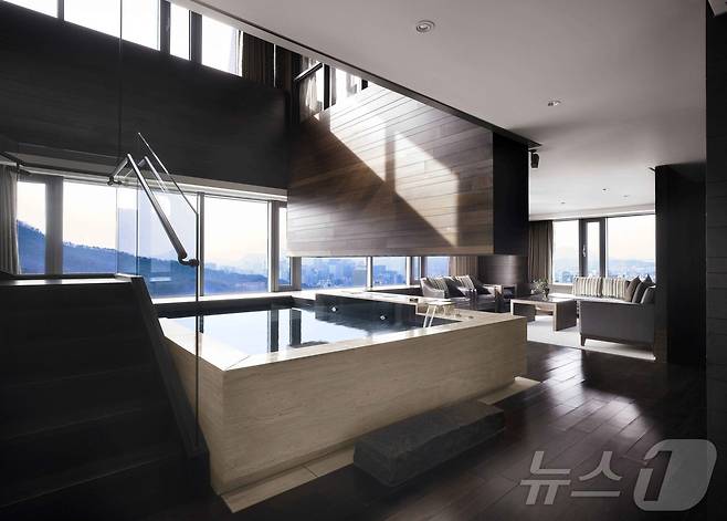 반얀트리클럽앤스파서울의 프레지덴셜 스위트 객실 내 릴랙세이션 풀.(반얀트리서울 제공)