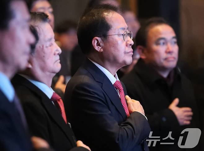 홍준표 대구시장이 10일 오전 대구 수성구 그랜드호텔에서 열린 '대한노인회 대구연합회 신년인사회'에 참석해 국기에 대한 경례를 하고 있다. 2025.1.10/뉴스1 ⓒ News1 공정식 기자