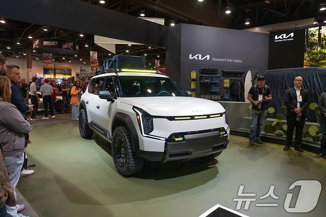 5일(현지시간) 미국 라스베가스 컨벤션 센터에서 열린 자동차 튜닝 박람회 'SEMA 2024'에 기아의 EV9 어드벤처 콘셉트가 전시돼 있다. E(기아 제공) 2024.11.6/뉴스1